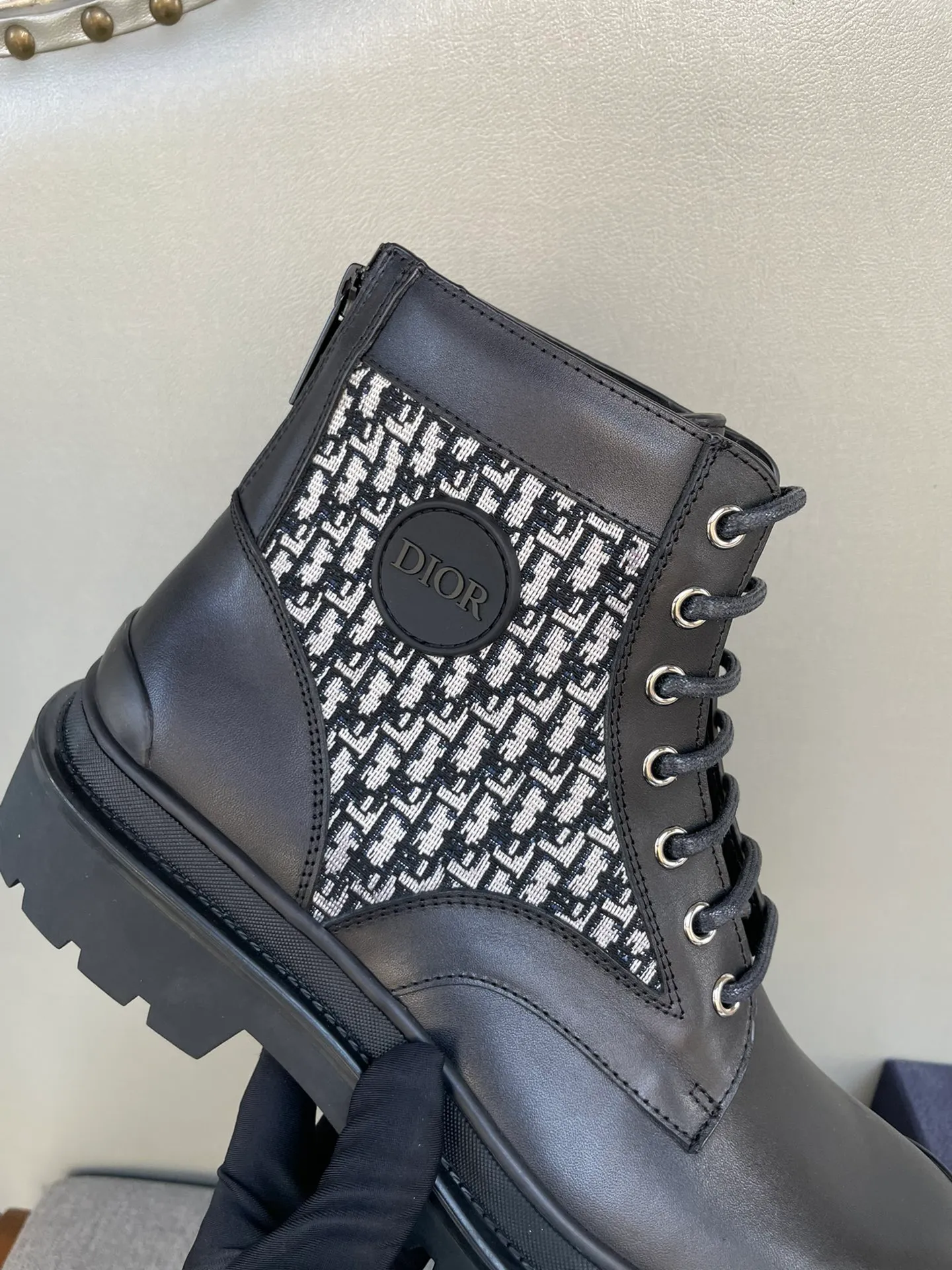 [DIOR] Top P: 1000💰 Number of yards: 39~44 (38.45 custom-made, non-refundable) Dior Dior~ Winter series, original 1:1 development Casual men's leather shoes Heavy investment, shoes and boots are made of imported cowhide + imported Dior special fabric Not easy to deform black cowhide lining Dior large hardware inlay Original TPU vacuum outsole, black cowhide Black open edge beads Military green suede Black suede Khaki suede leather is crafted by a large factory, and the perfect product is only prepared for you who know your taste! Any comparisons are welcome.